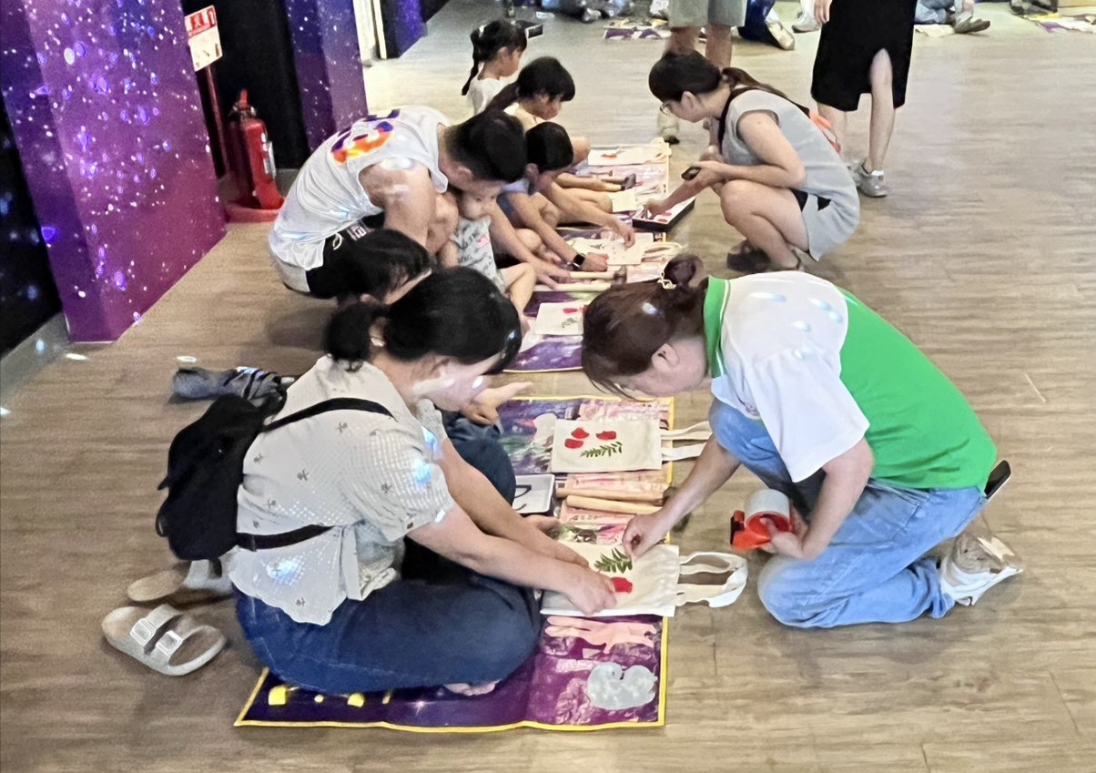 住 宿 專 案 安 排 「 葉 拓 托 特 包 D I Y 」 手 作 課 程 , 將 嚴 肅 的 環 境 教 育 轉 化 為 生 動 的 休 閒 體 驗 。 ( 圖 / 三 地 集 團 提 供 ) 住 宿 專 案 安 排 「 葉 拓 托 特 包 D I Y 」 手 作 課 程 , 將 嚴 肅 的 環 境 教 育 轉 化 為 生 動 的 休 閒 體 驗 。 ( 圖 / 三 地 集 團 提 供 )