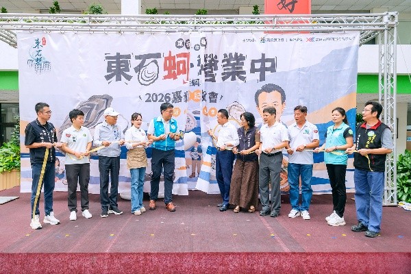 本年度的啟動儀式邀請縣長貴賓們與嘉義牡蠣IP「共同出道」。