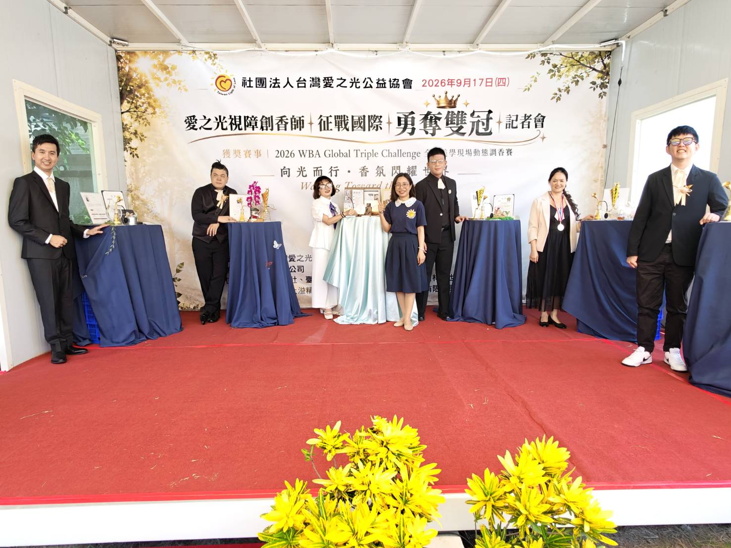 職人組最佳品牌獎 胡富宇(左一)、 職人組冠軍 孫雍盛(左二)、培訓教練劉禎祥(左三)、愛之光執行長顏平芳(左四)、築夢組冠軍 顏龍(右三)、築夢組亞軍 李欣怡(右二)、築夢組最佳品牌獎 林昇任(右一) 獲獎調香師大合影