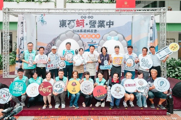 東石蚵.營業中記者會,東石與布袋兩大商圈理事長偕同在地業者共襄盛舉。
