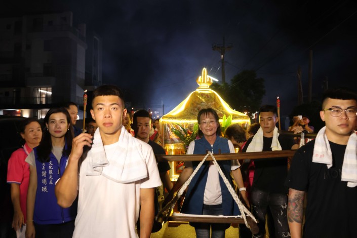 謝副縣長扶神轎巡庄