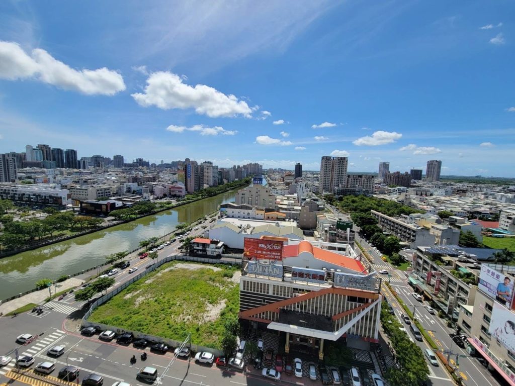 台南「安平區」受惠重劃區開發,憑藉獨特的河岸、海景條件,不僅觀光蓬勃,休閒與慢活氛圍更吸引退休族購屋。(永慶房產集團提供)