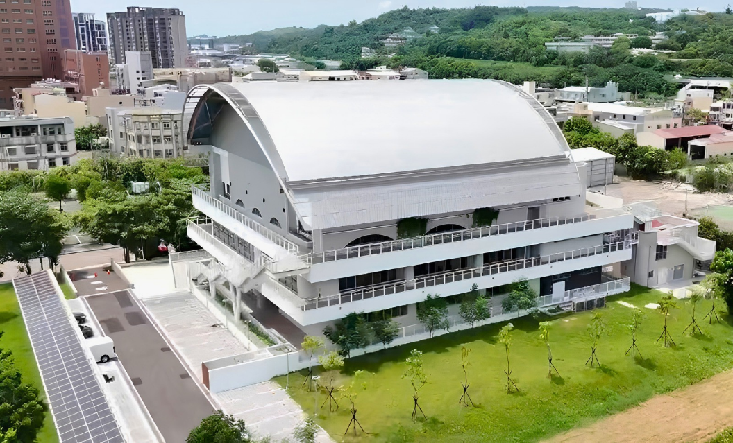 烏日全民運動館場館背面外觀，弧形屋頂造型相當醒目。