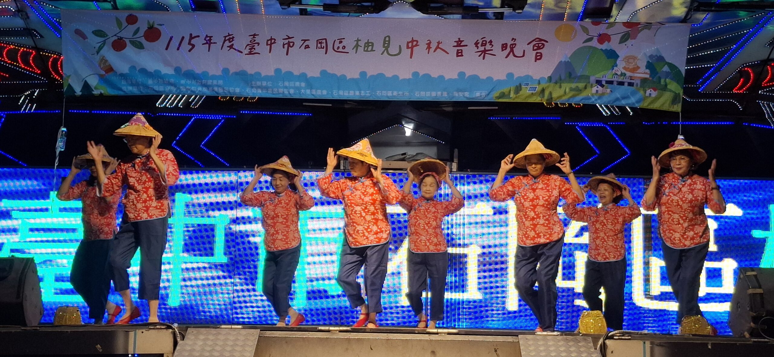 高齡在地樂團表演