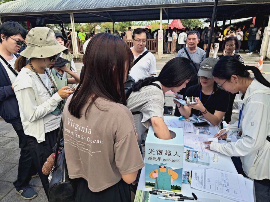 民眾參與「光復超人感恩季」踴躍消費集點，排隊兌換光復超人感恩季活動好禮。(圖/經濟部商業發展署)