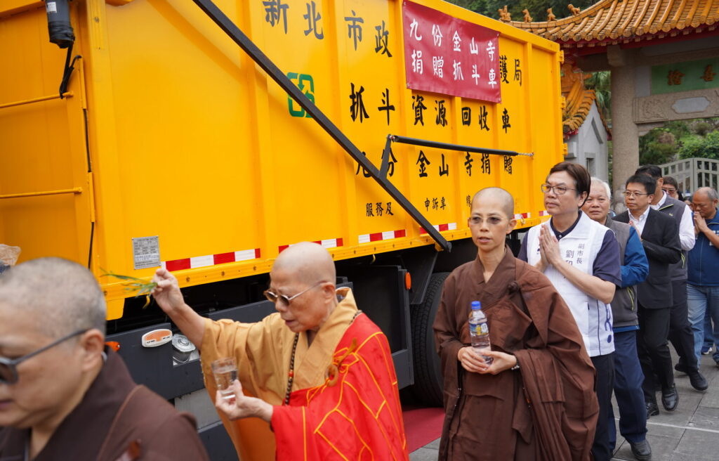 相隔11年九份金山寺再捐17噸抓斗車　 力挺瑞芳清潔隊