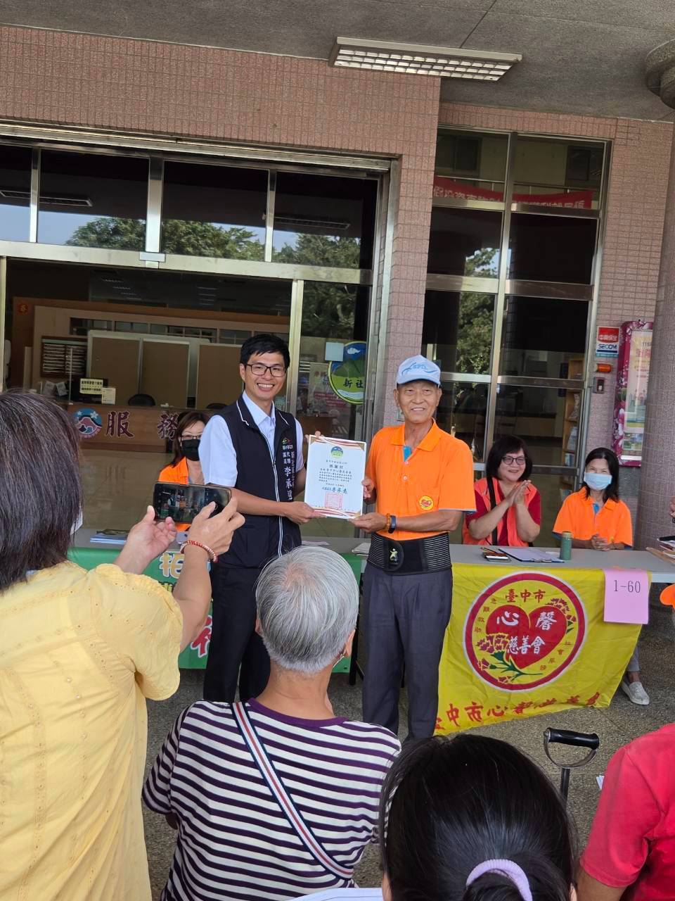 圖文：慈善新聞蓮池會行善團攜手馨心慈善會　前進台中新社關懷弱勢百戶鄉親受惠。