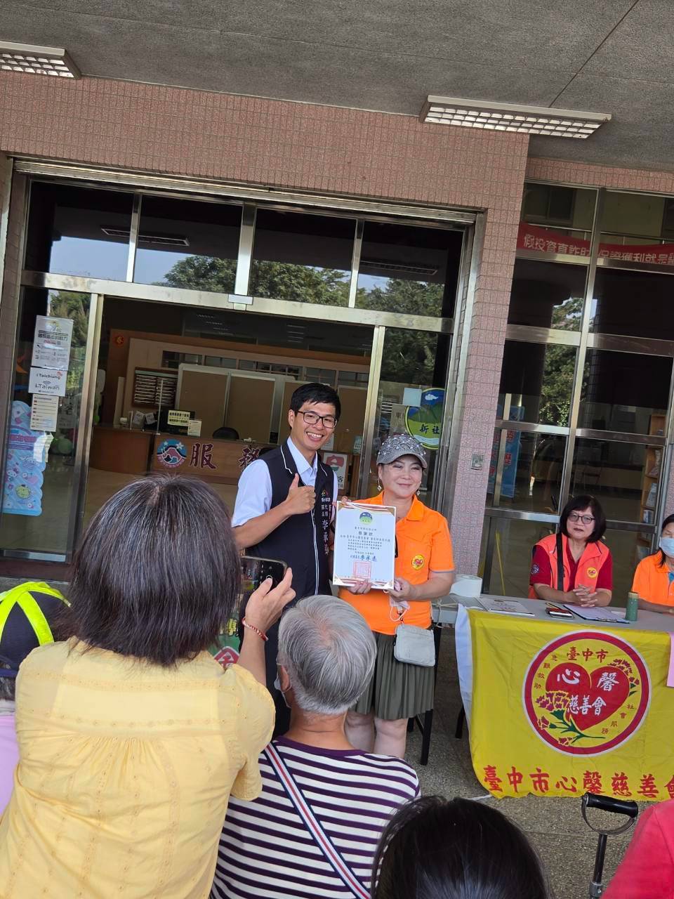 圖文：慈善新聞蓮池會行善團攜手馨心慈善會　前進台中新社關懷弱勢百戶鄉親受惠。