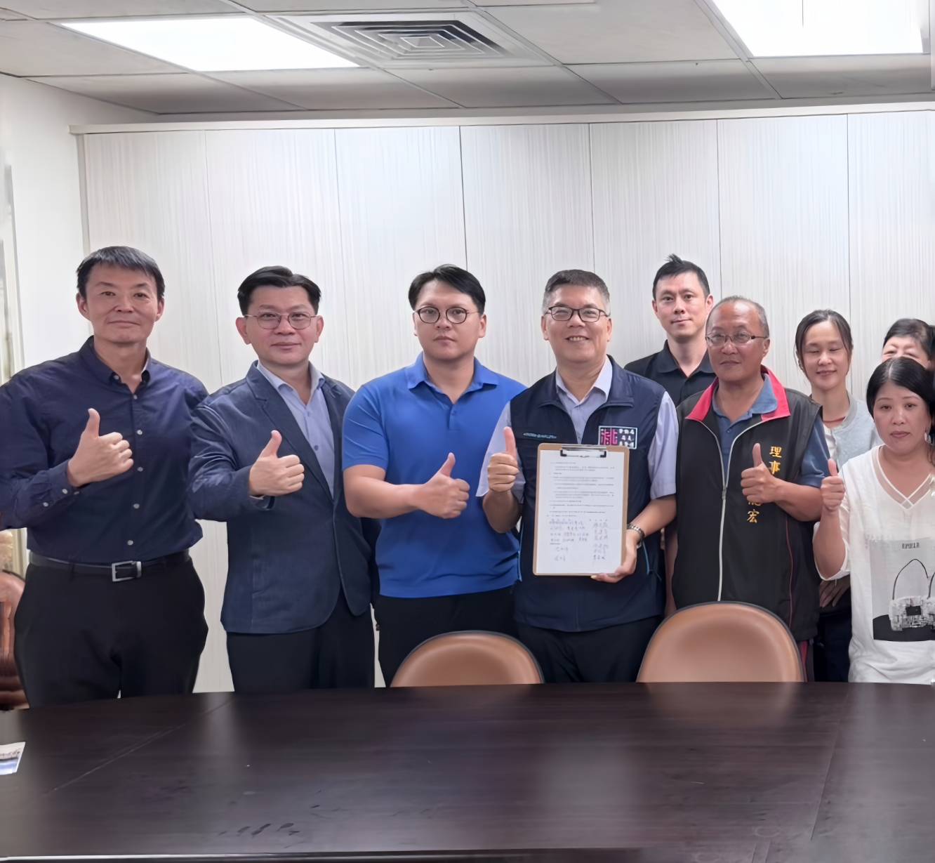 乖 乖 勞 資 協 商 會 議 現 場 ， 由 桃 園 市 政 府 勞 動 局 長 李 賢 祥 （ 中 ） 主 持 。 左 （ 一 ） 乖 乖 公 司 總 經 理 簡 嘉 鋒 、 左 （ 二 ） 三 地 集 團 策 略 長 李 建 賢 、 左 （ 三 ） 三 地 集 團 董 事 長 鍾 育 霖 、 右 （ 二 ） 乖 乖 工 會 劉 能 宏 理 事 長 等 人 共 同 達 成 協 商 。 （ 圖 ／ 三 地 集 團 提 供 ） 