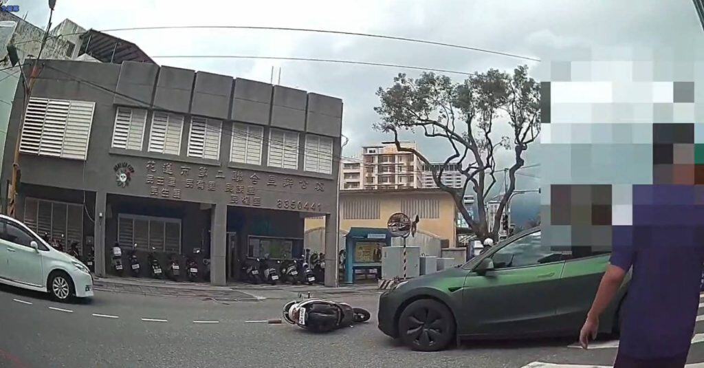分局前事故　花警提醒駕駛人路口注意安全