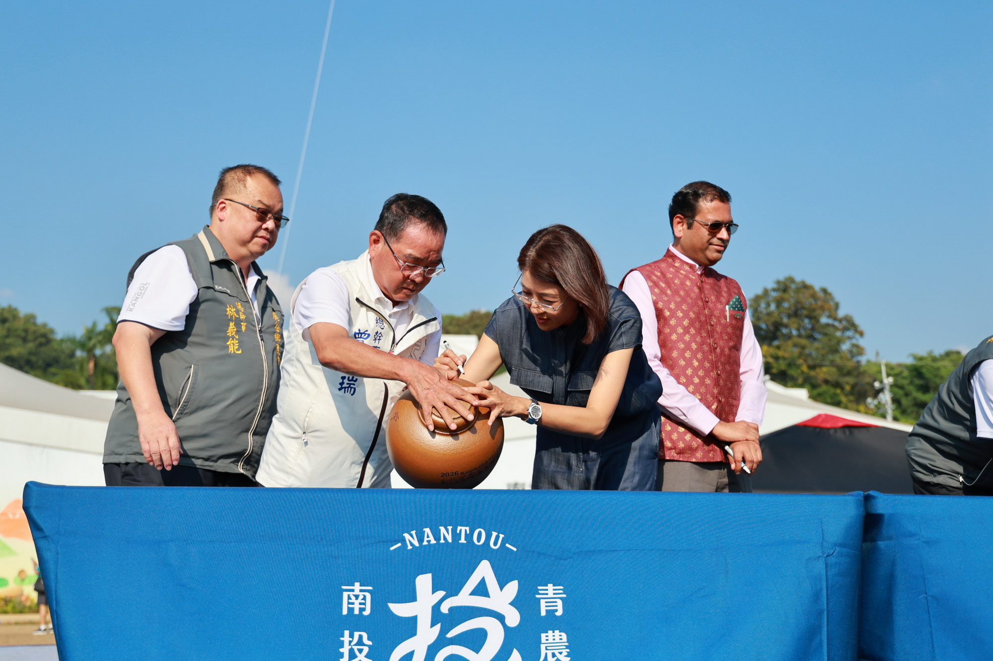 圖文：茶博圓滿閉幕千人手搖飲登場　許淑華縣長與印度貴賓以茶交流。