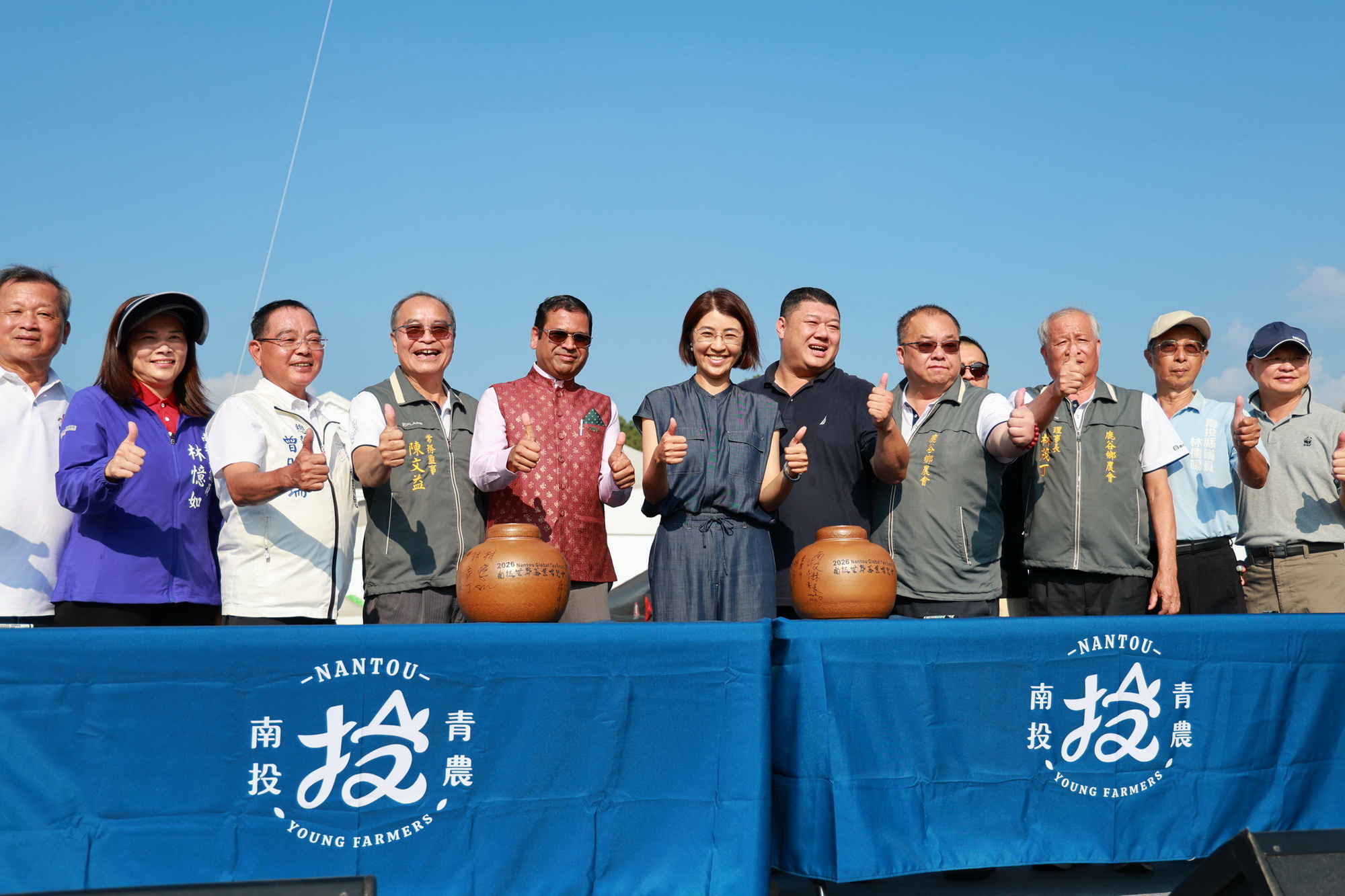圖文：茶博圓滿閉幕千人手搖飲登場　許淑華縣長與印度貴賓以茶交流。