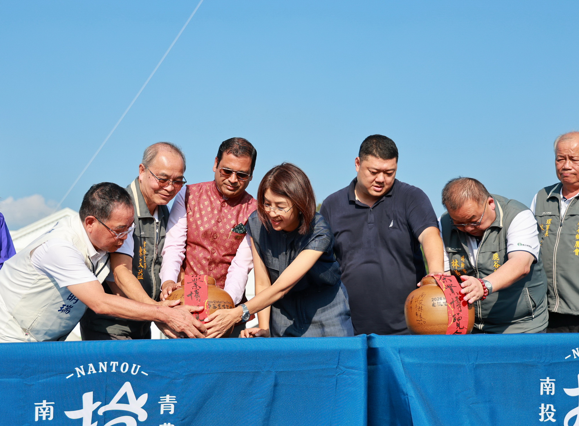 圖文：茶博圓滿閉幕千人手搖飲登場　許淑華縣長與印度貴賓以茶交流。