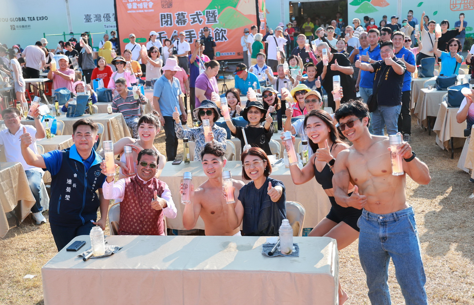 圖文：茶博圓滿閉幕千人手搖飲登場　許淑華縣長與印度貴賓以茶交流。