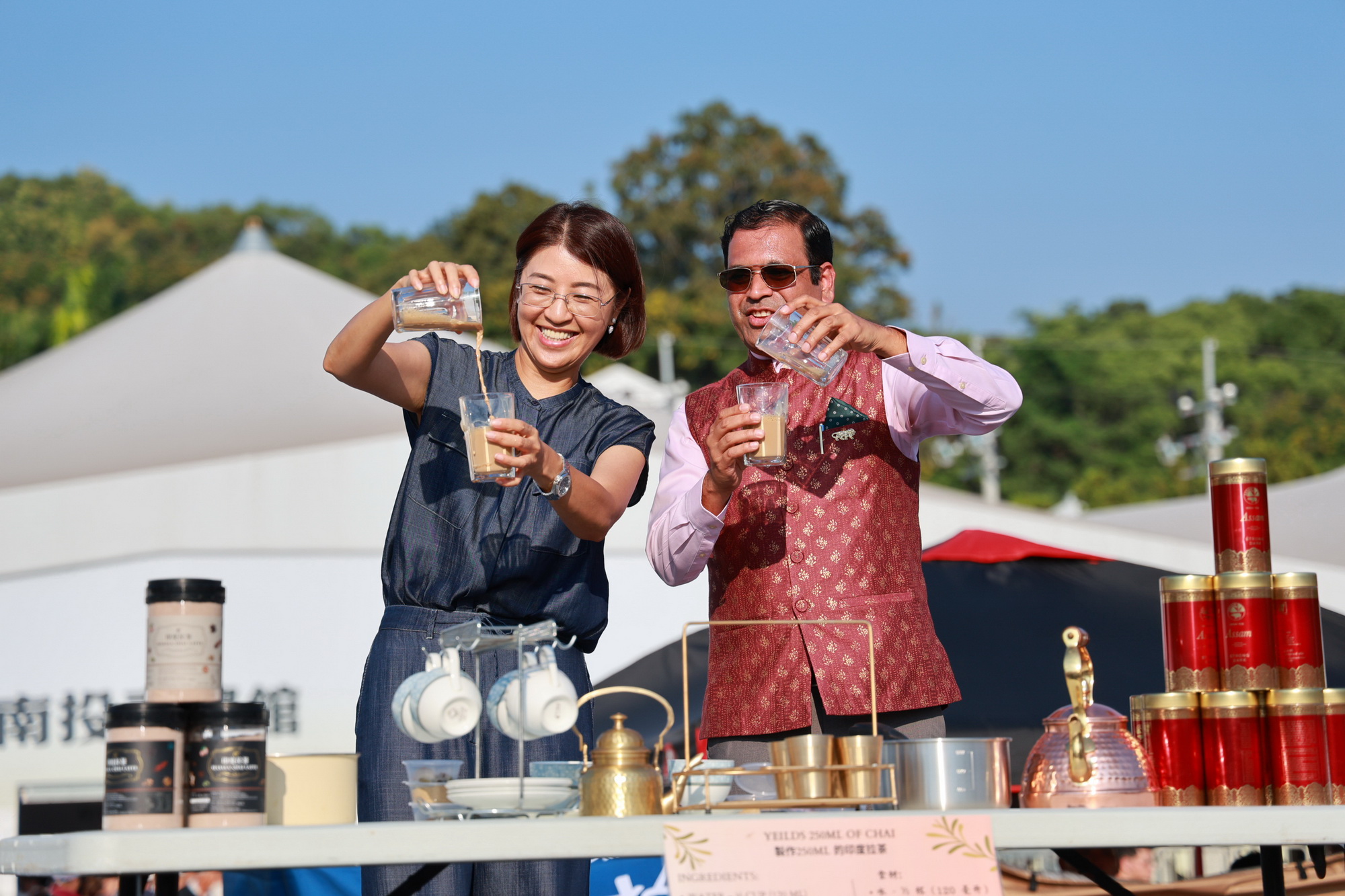圖文：茶博圓滿閉幕千人手搖飲登場　許淑華縣長與印度貴賓以茶交流。