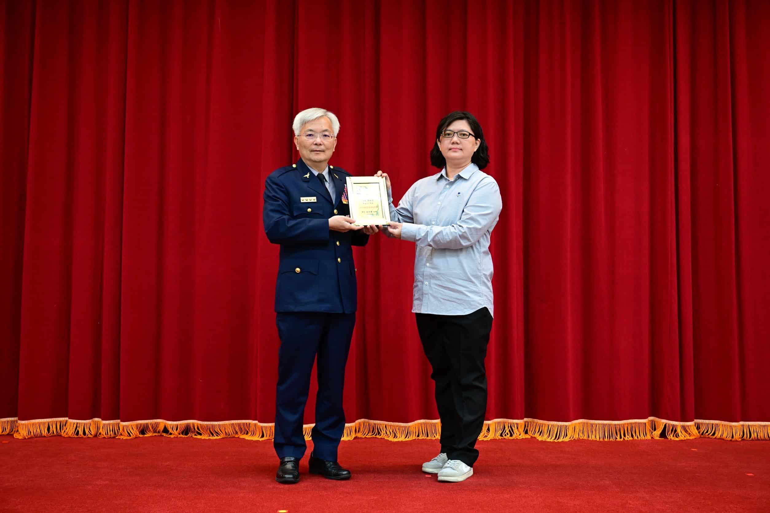 不只查緝犯罪更要接住孩子!高市少年隊 劉淑美、黃如玉獲警政署表揚