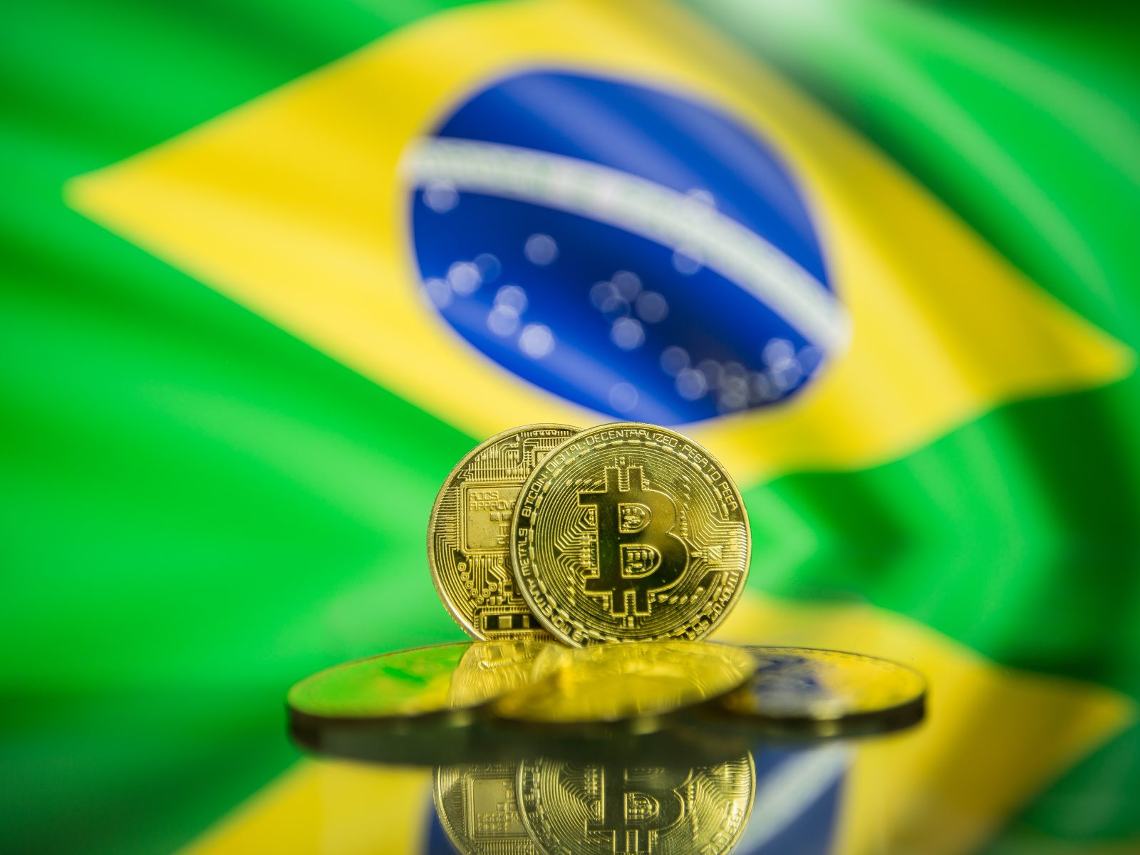 金色比特幣與巴西國旗背景示意圖，象徵巴西加密貨幣監管