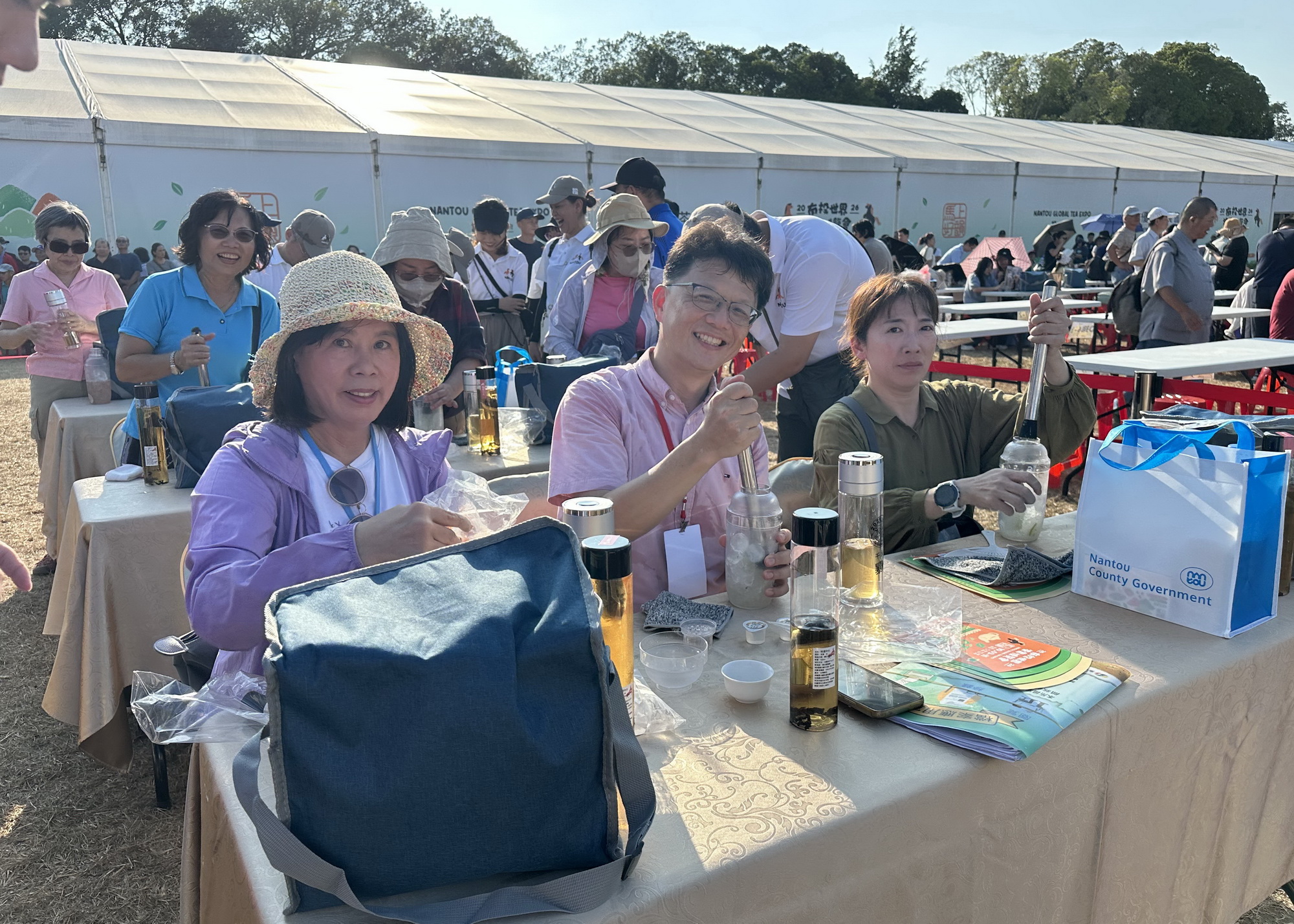圖文：茶博圓滿閉幕千人手搖飲登場　許淑華縣長與印度貴賓以茶交流。