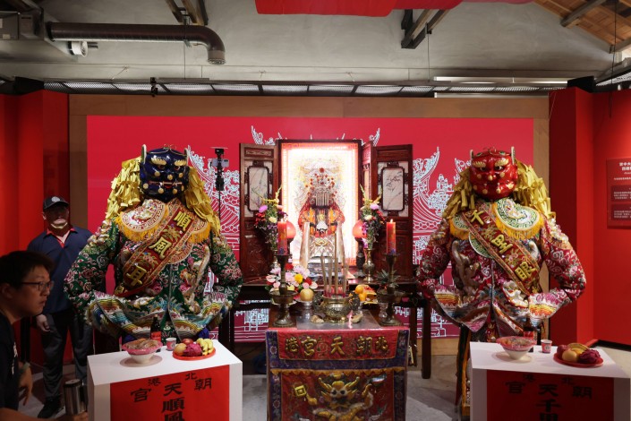 糖郊媽安座於一號倉庫，將駐駕至光復節連假結束，為園區開園祈福。