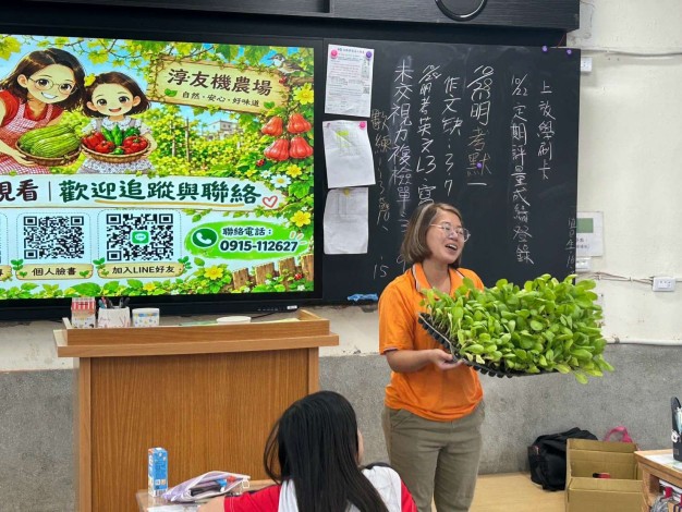 縣府農業處結合結合雲林在地業者「淳友機農場-莊靖淳」走進麥寮高中附設國中部，帶領學生認識芥菜生長及田間管理，體驗食農教育。