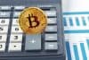 比特幣硬幣與計算機示意圖,象徵加密貨幣稅務申報