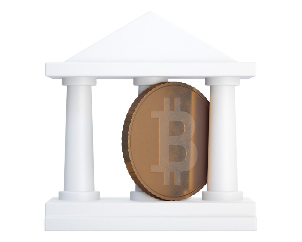 白色銀行建築柱廊間的比特幣金幣，象徵加密貨幣信託銀行的示意圖