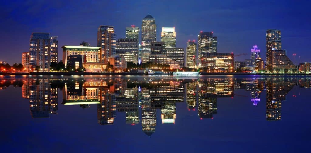倫敦金融區夜景，象徵英國金融監理示意圖