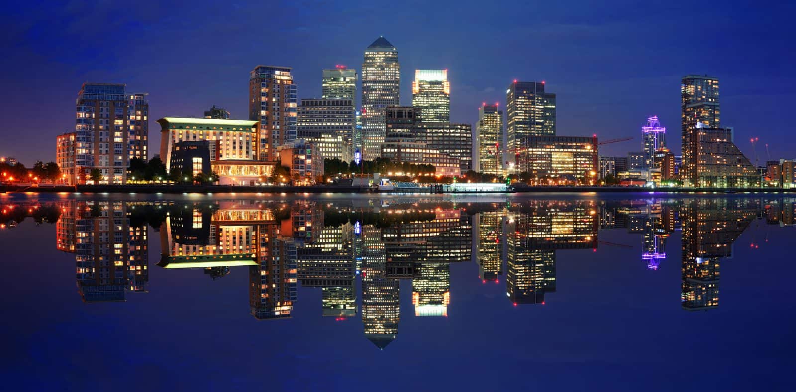 倫敦金融區夜景，象徵英國金融監理示意圖