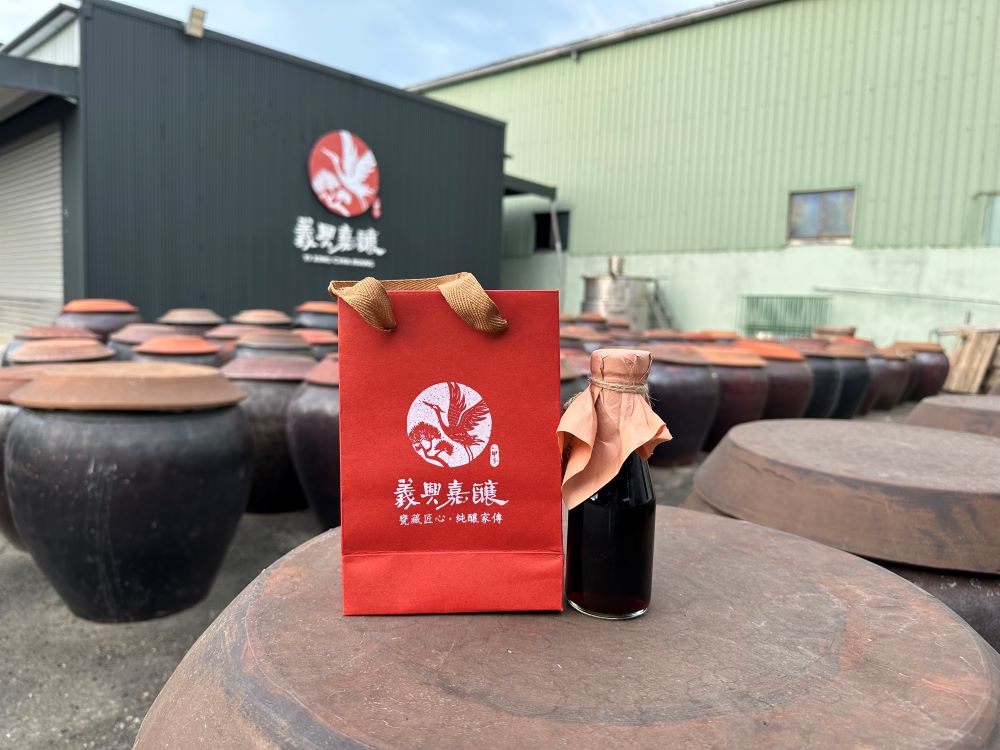  義興醬園參觀傳統醬油製作，還可以親自做１瓶個人口味的醬油帶回家。(圖/記者林均和攝)