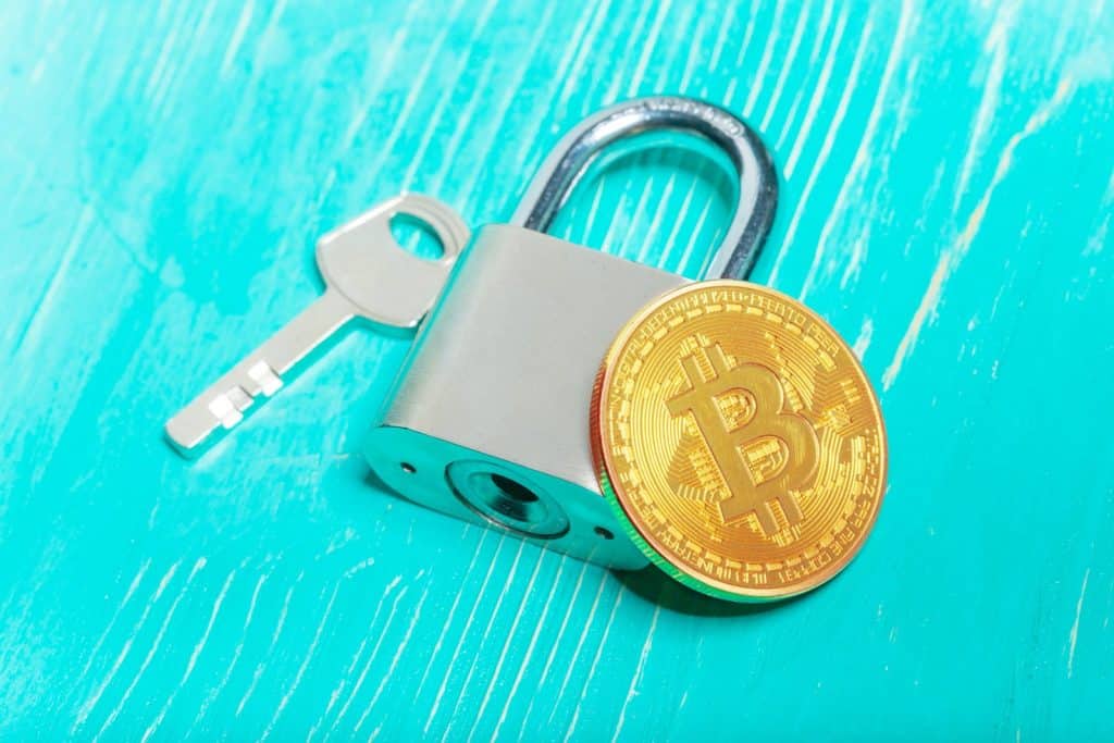 金色比特幣與鎖頭，象徵服務受限的示意圖
