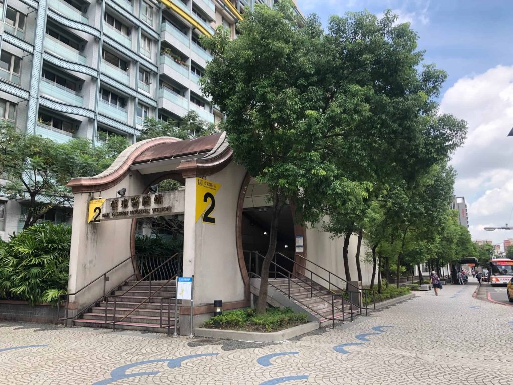 Freecompress 捷運亞東醫院站住宅租金行情為公寓平均每坪月租1023元、大樓1026元,價差幅度不到1%。(房市示意圖)