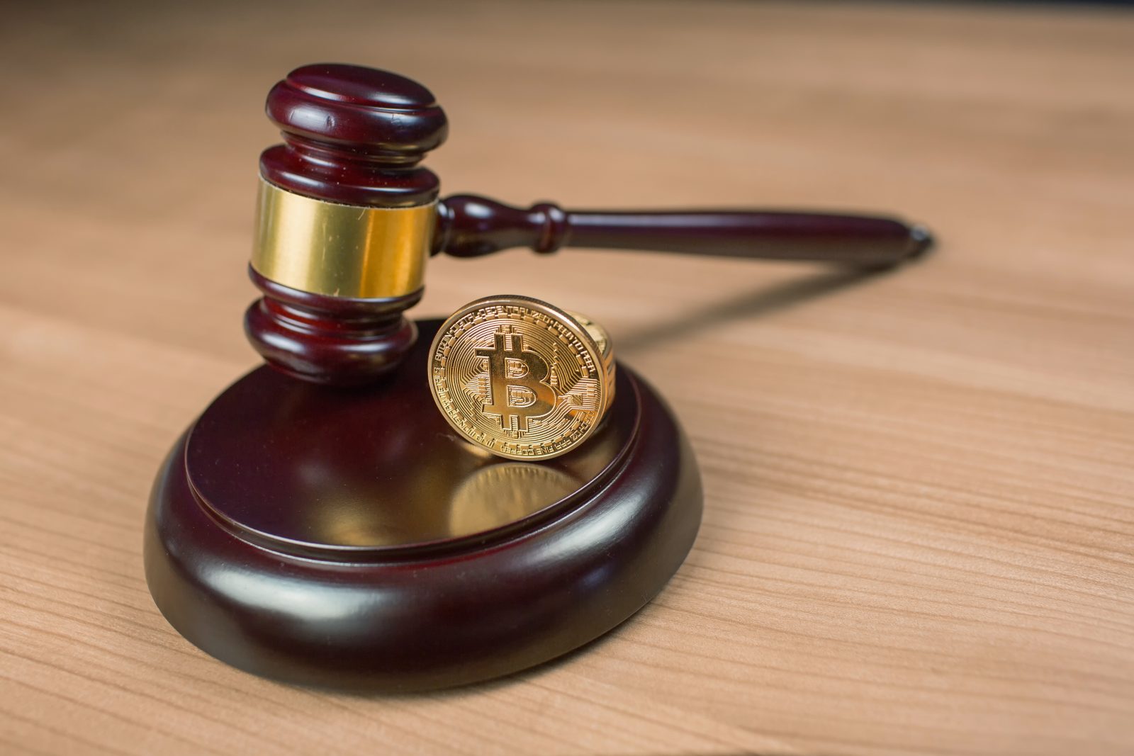 桌上的法槌與比特幣，象徵加密貨幣司法案件示意圖