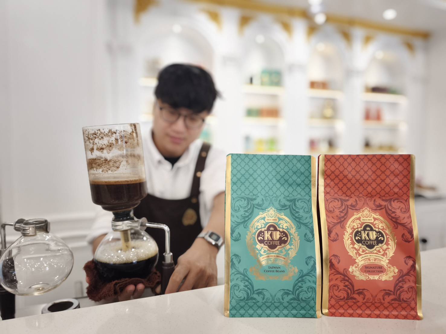 圖文:10月24日起假日限定推出,KU Coffee美學館品咖啡免費看彩虹劇場大秀。