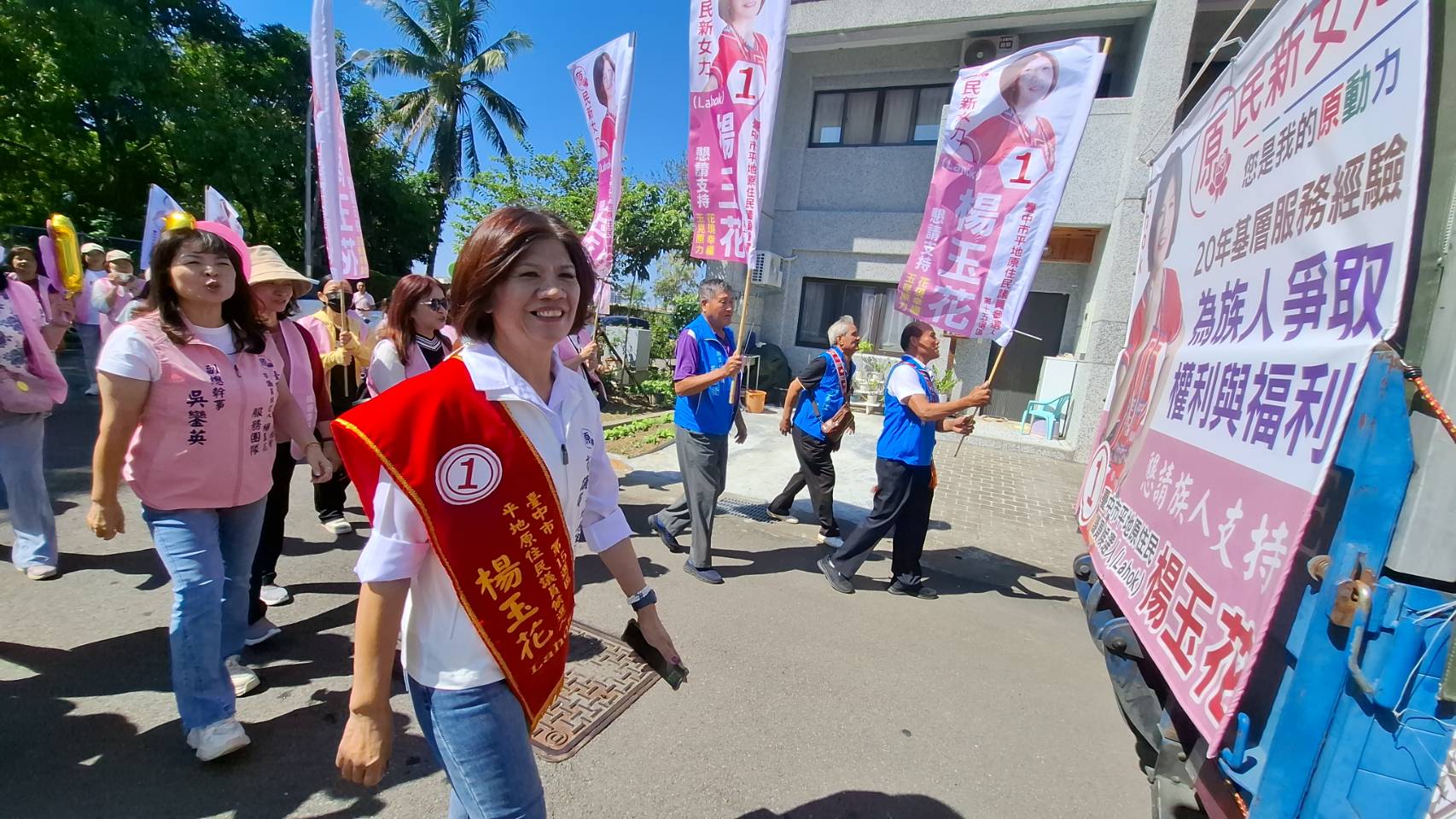 圖說：楊玉花候選人與競選團隊到太平自強新村與村民打招呼。