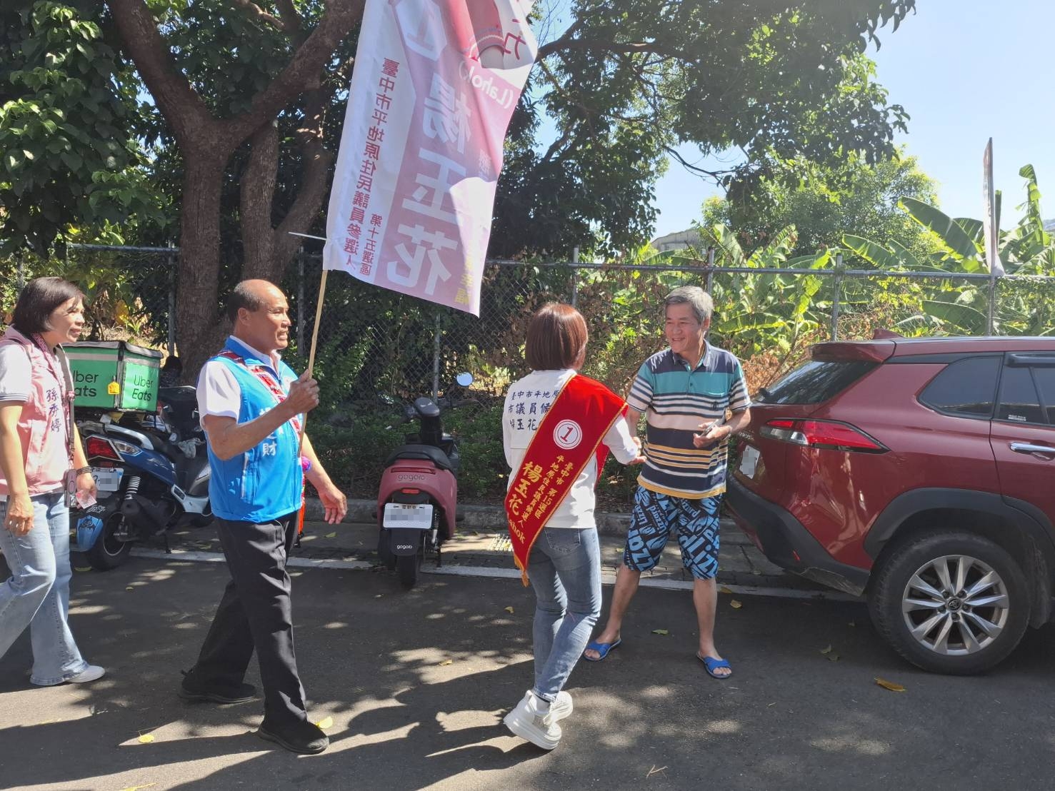 圖說：自強新村村民為楊玉花候選人加油打氣。