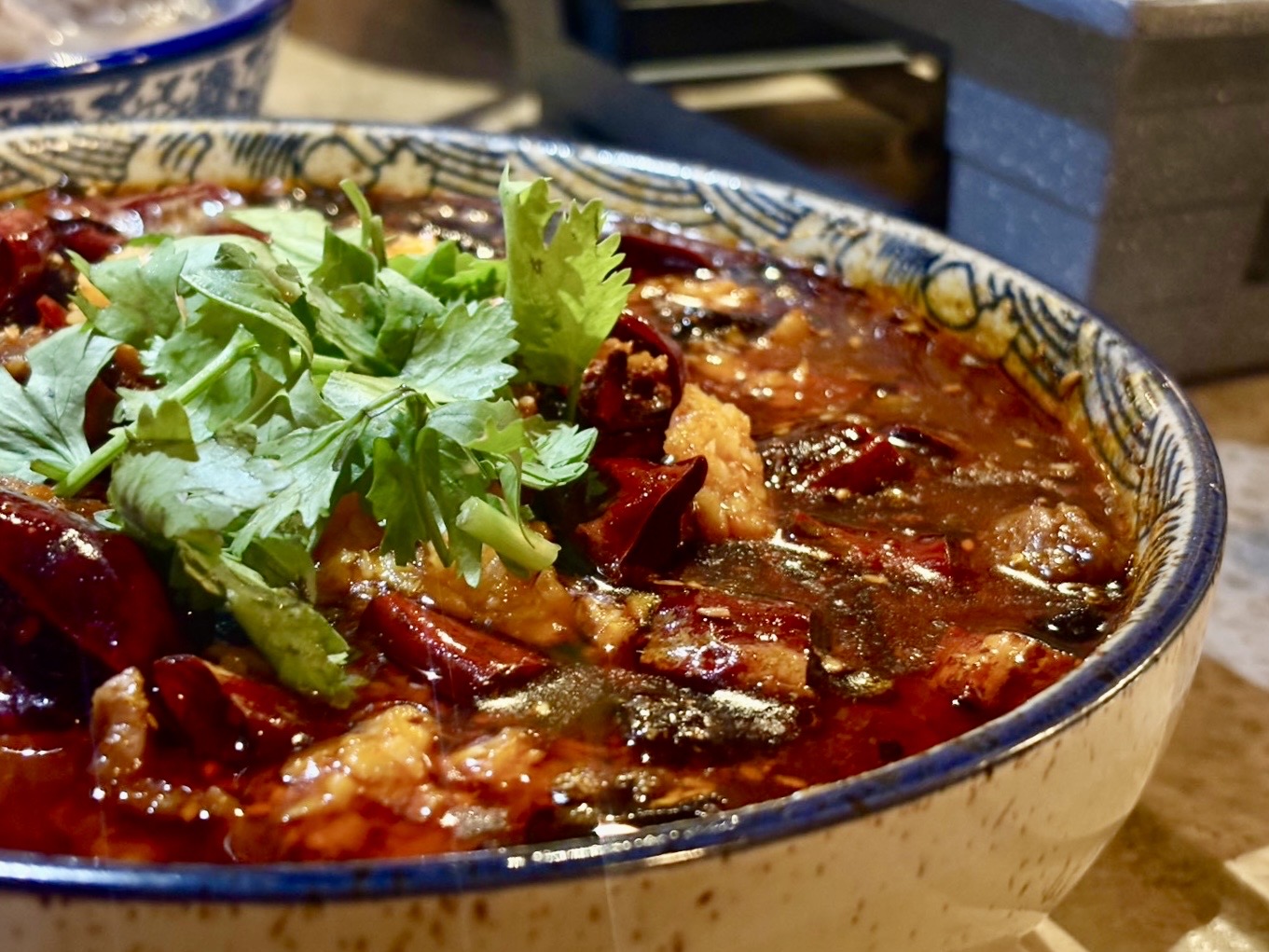 淬鍊七年川菜餐酒老店！川酒・咖啡老位 將經典川味端上東區餐桌 全日仍座無虛席
