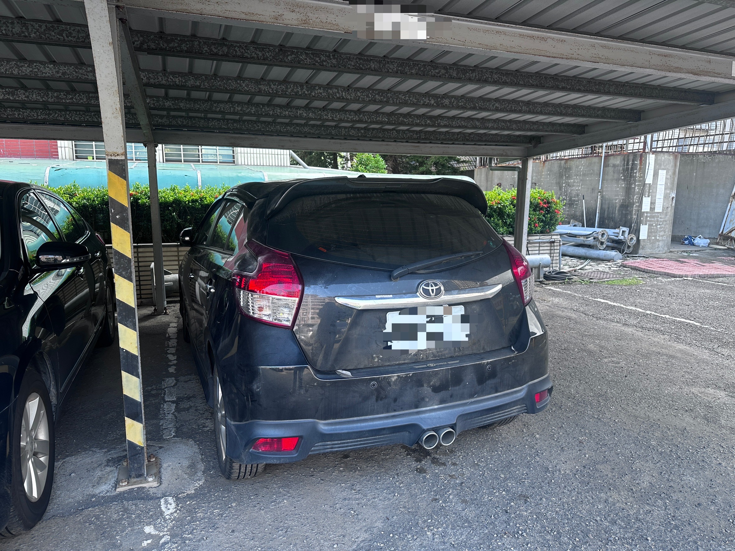 嫌犯將死者裝後車廂開車到警局自首。翻攝畫面