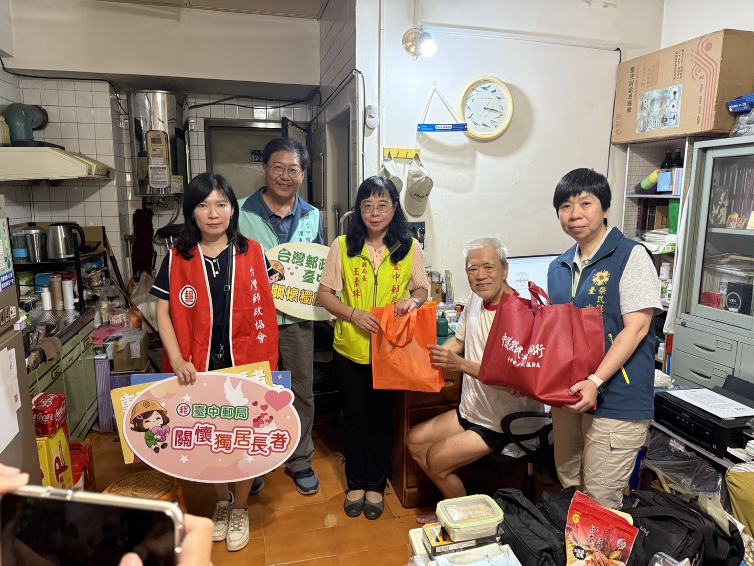 圖文：臺中郵局攜手台灣郵政協會重陽送暖關懷獨老。