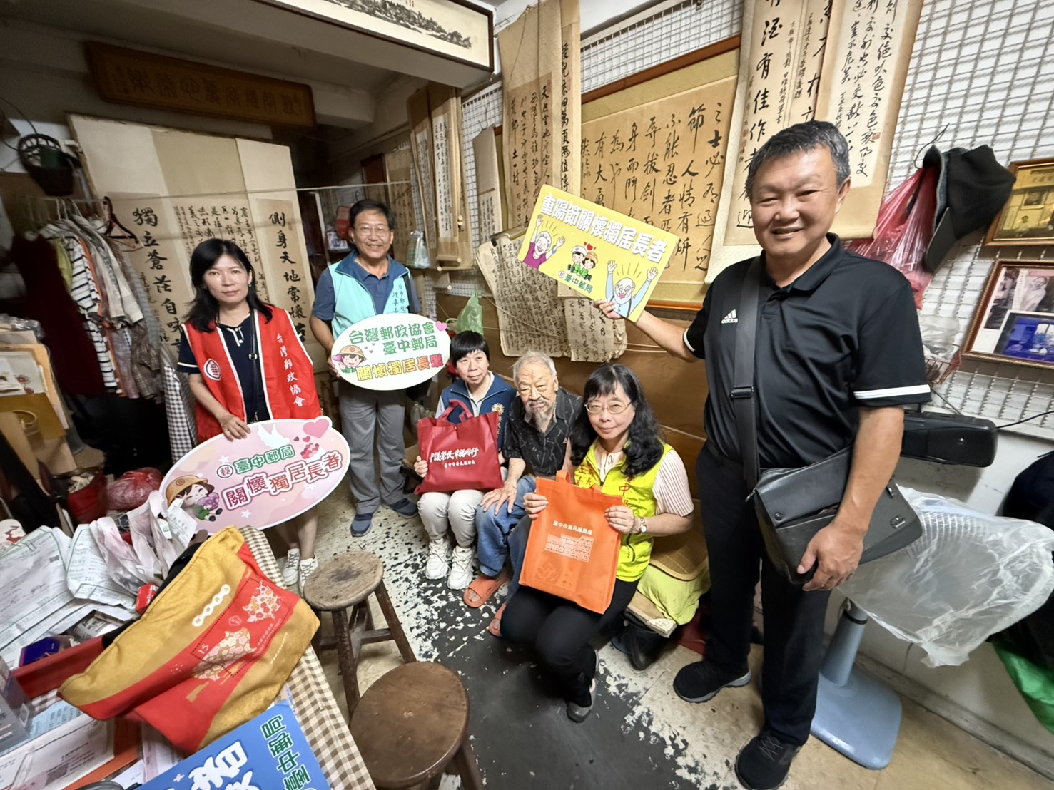圖文：臺中郵局攜手台灣郵政協會重陽送暖關懷獨老。