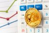 比特幣硬幣與計算機,象徵加密貨幣課稅的示意圖