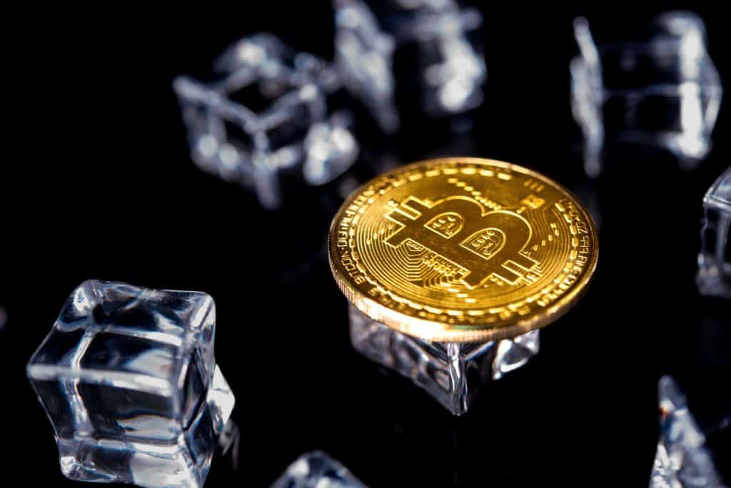 冰塊中凍結的金色比特幣示意圖，象徵穩定幣發行商凍結駭案贓款
