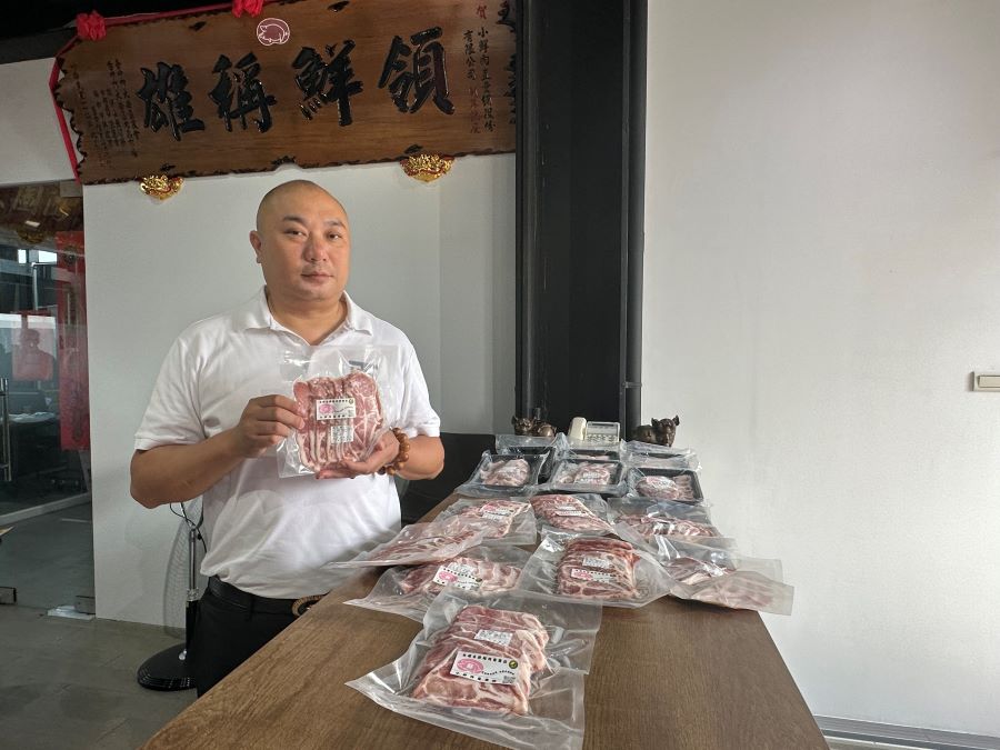 小鮮肉公司負責人鄭茂祥將導入丹麥ZBC 的Kenneth Lund Hansen建議地將豬肉再做細分類，為消費者提供豬肉肉品口感的完整資訊。(記者/林均和攝)