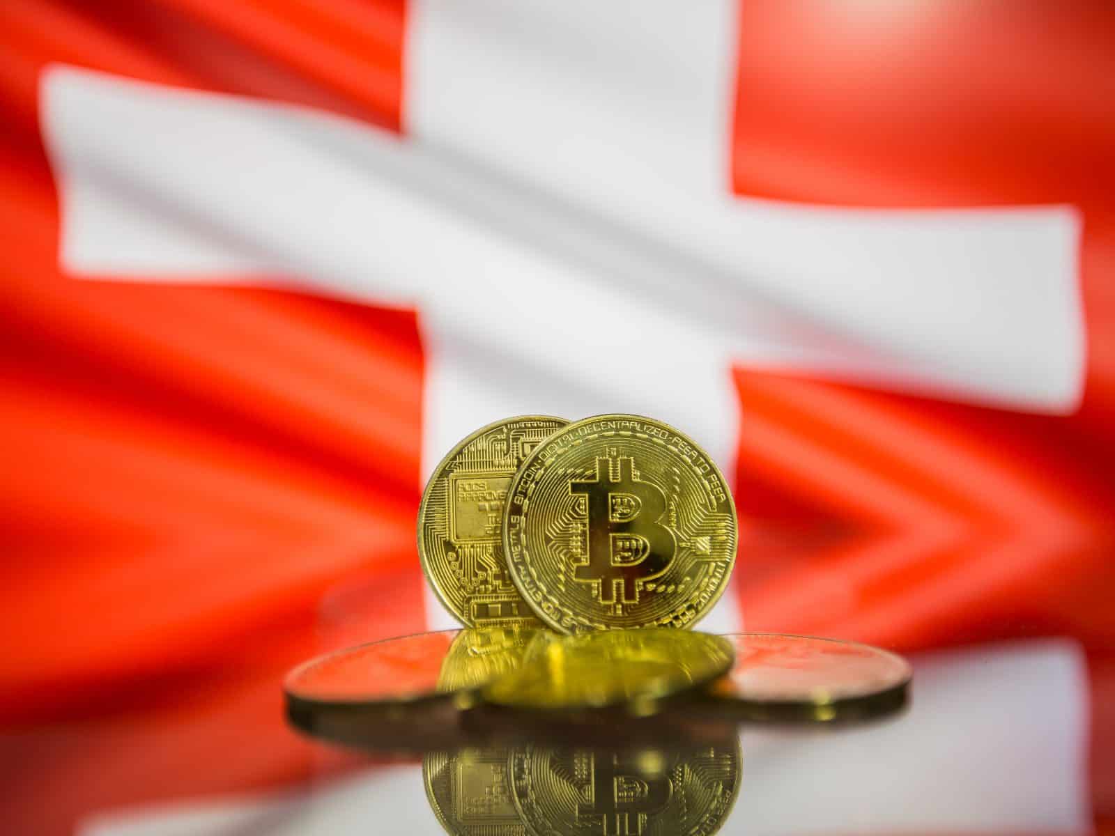 金色比特幣與瑞士國旗背景示意圖，象徵瑞士首檔現貨比特幣ETF