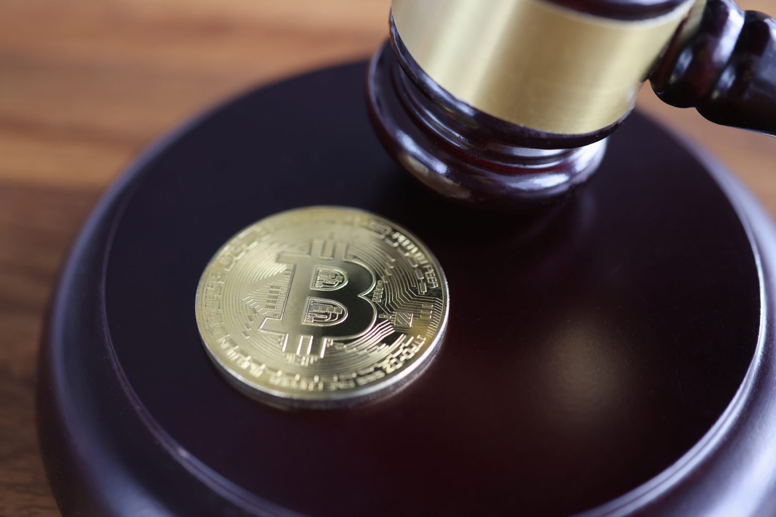 比特幣硬幣與法槌示意圖，象徵加密貨幣犯罪司法判決
