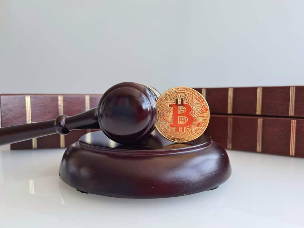 法槌與比特幣金幣特寫,象徵法院判決示意圖