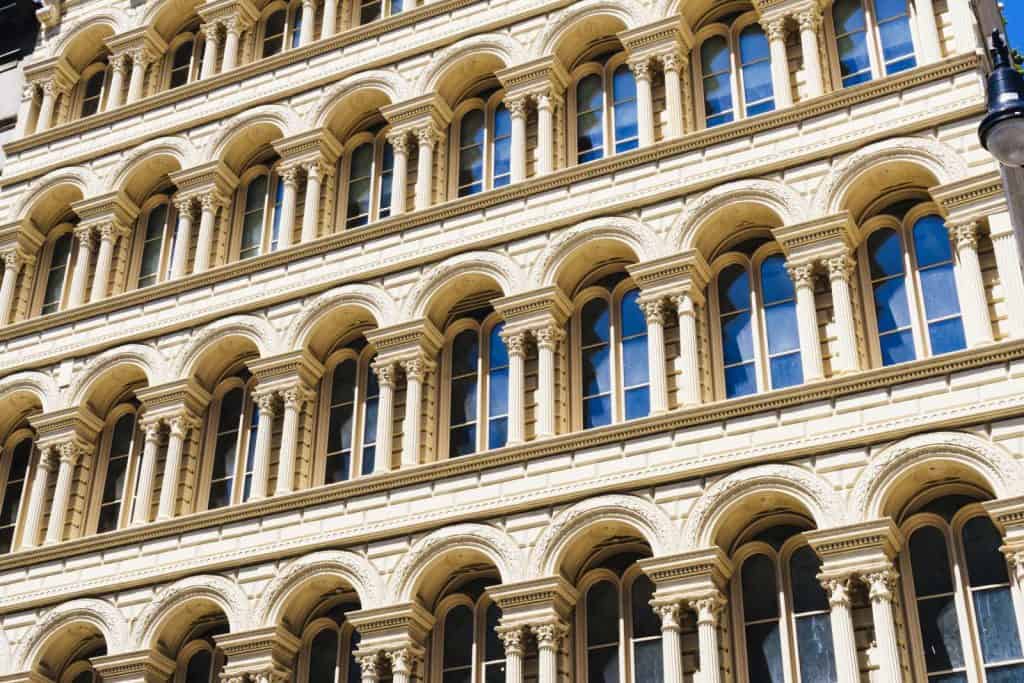 古典石柱建築立面，象徵銀行與聯邦監管機構示意圖