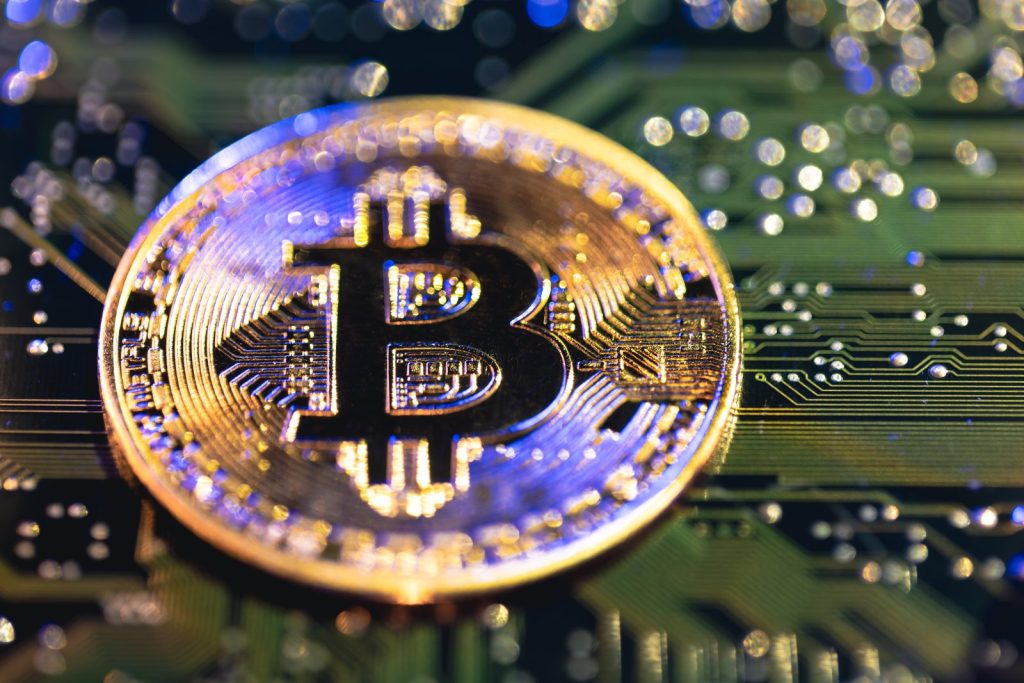 電路板上的比特幣硬幣，象徵比特幣跨鏈橋與DeFi借貸示意圖