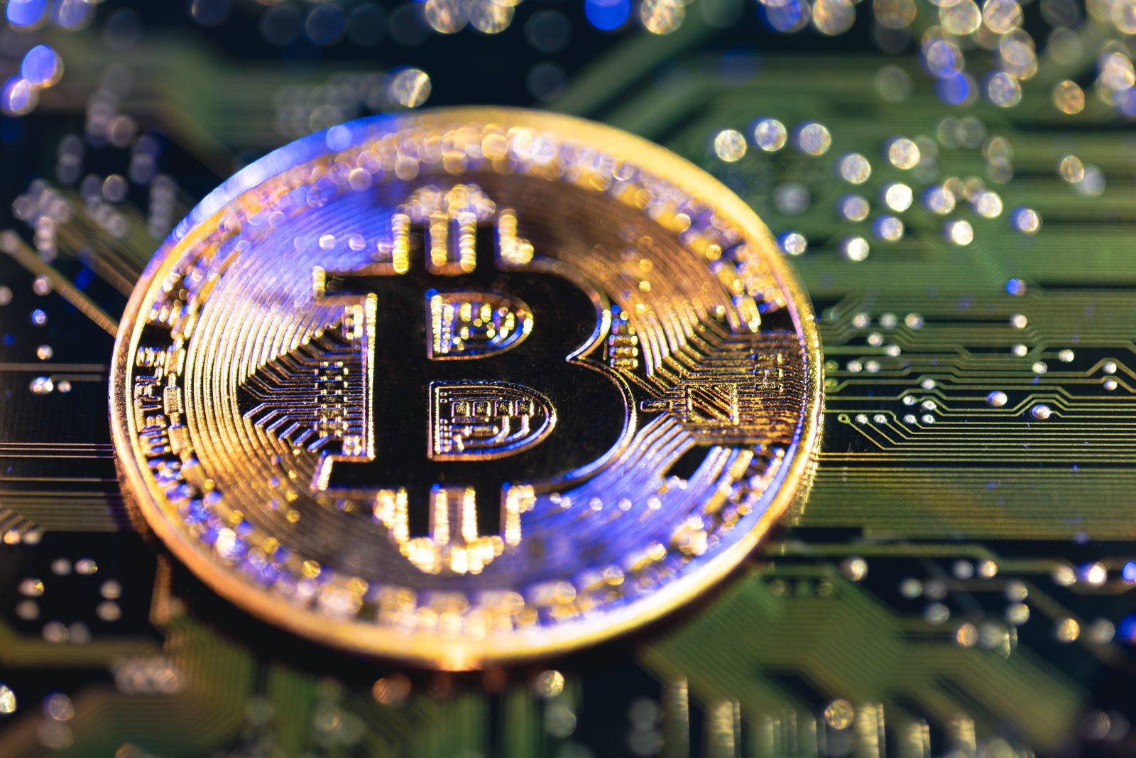 電路板上的比特幣硬幣，象徵比特幣跨鏈橋與DeFi借貸示意圖